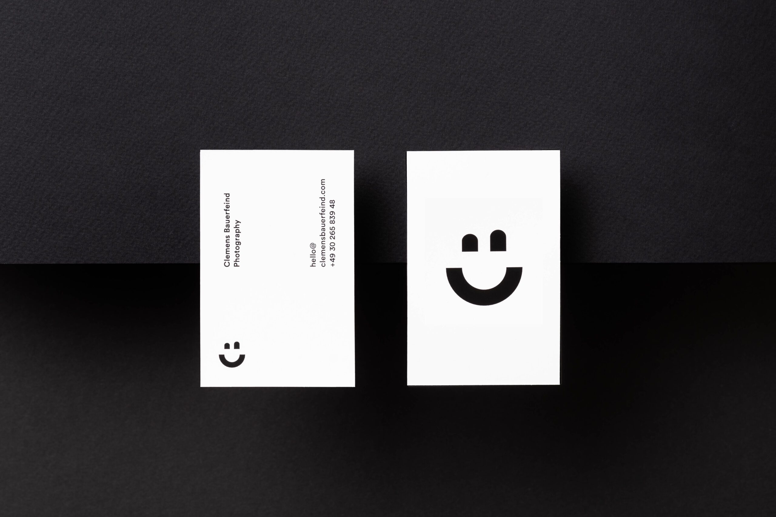 Monospace Design-Logo in Schwarz und Weiß